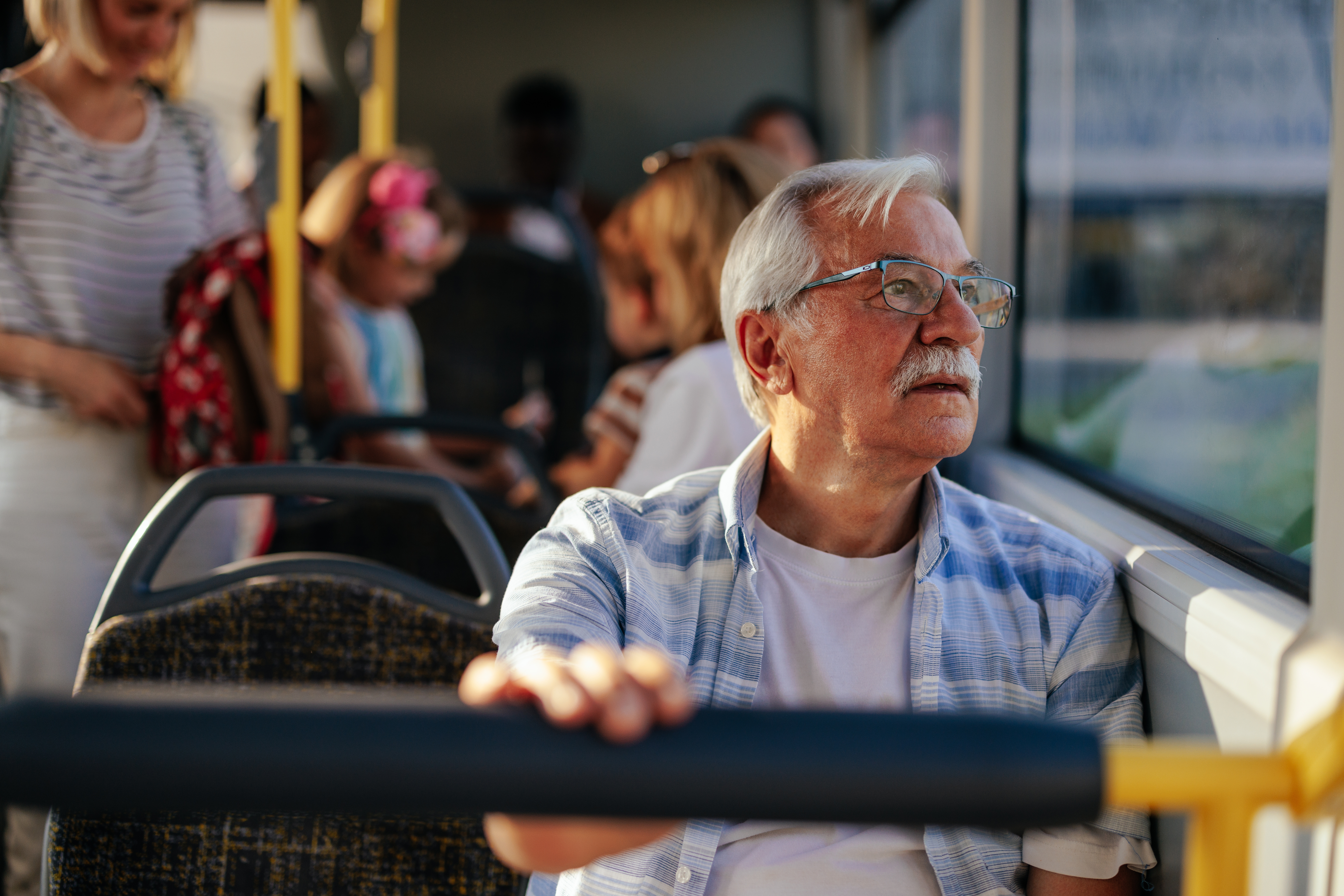 Afbeelding van een man in een bus
